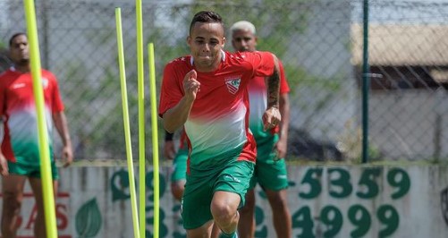 ‘Sempre caio no teu jogo’: Filho de Belo estreia em rebaixamento do Atlético-SC