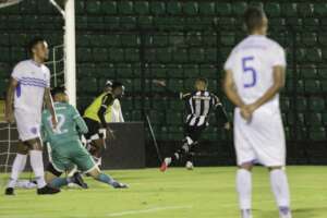 Às vésperas de clássico, atacante fala sobre briga pela titularidade no Figueirense