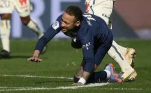 Lesão de Neymar não indica fratura em tornozelo direito