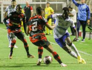 Paulistão: Zagueiro do Santo André é expulso após xingar arbitragem