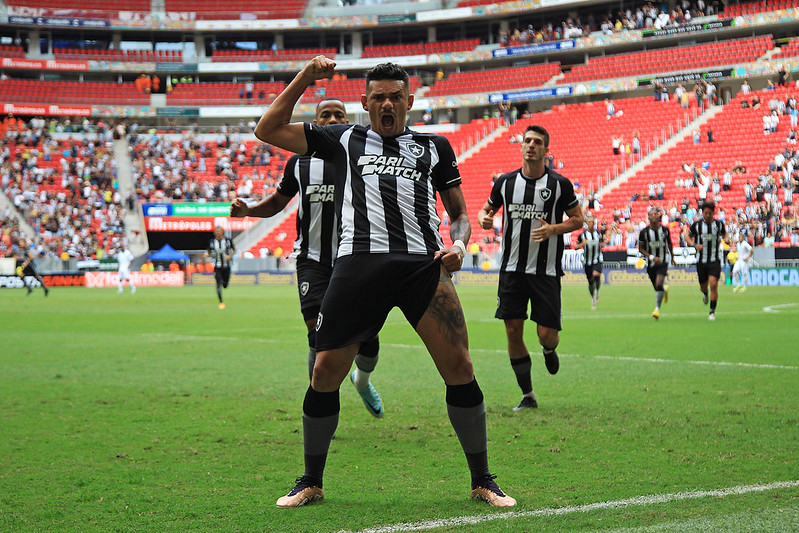 Tiquinho Soares comemora um dos gols do Botafogo