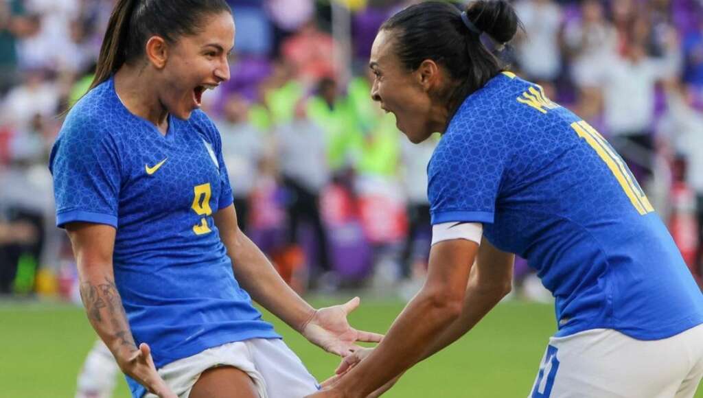 Debinha se estabelece como nova sucessora de Marta na seleção