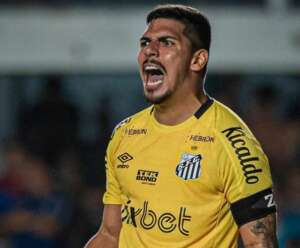 Goleiro João Paulo passou duas semanas no hospital com a esposa