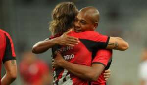 PARANAENSE: Com um a mais, Athletico vira contra vice-líder Operário e dispara ainda mais