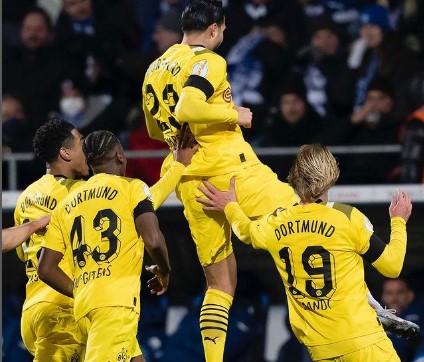 Com gol do meio campo, Borussia Dortmund bate Bochum e avança na Copa da Alemanha