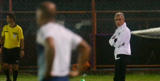 Luís Castro balança no comando do Botafogo