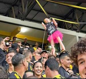 Catarinense: Boneca enforcada na torcida do Criciúma causa polêmica