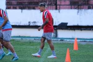 Pernambucano: Santa Cruz ganha reforço de Felipe Gedoz contra Salgueiro