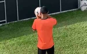 Goiano: Gandula é filmado bebendo cerveja à beira do campo em jogo