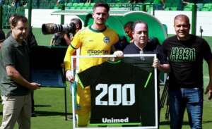 Goiano: Ídolo, goleiro chega a 200 partidas pelo Goiás
