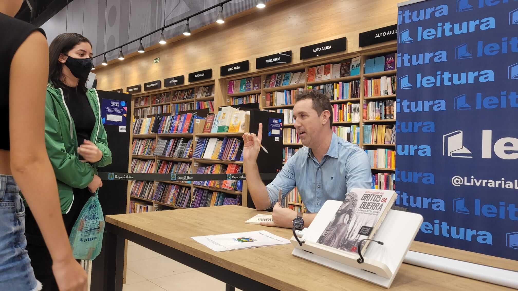 Com noite de autógrafos, ex-goleiro lança livro sobre a guerra entre Rússia e Ucrânia
