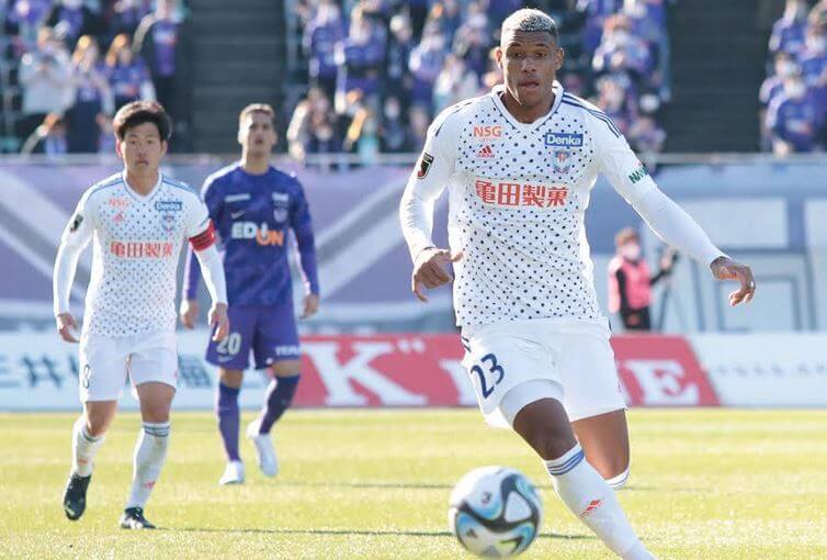 Atacante brasileiro estreia com vitória no Japão