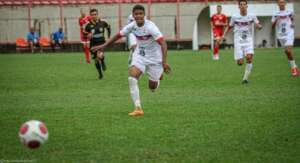 A mágica do piercing! Jogador da Itapirense não pôde entrar em campo e substituto marca gol salvador