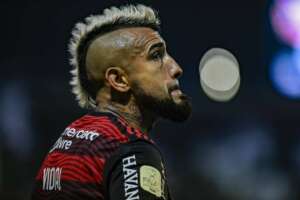 Torcida do Flamengo xinga Vidal, que está desconfortável no clube