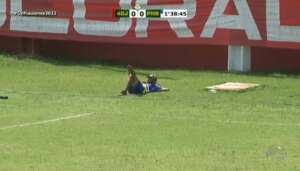 Estadual da preguiça? Torcedor assiste jogo da rede e gandula deita em campo