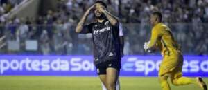 Jogador do Ceará se revolta e xinga juiz após ser expulso