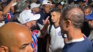 Torcida do Bahia picha muros do CT em forma de protesto