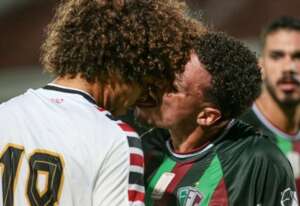 Copa do Nordeste: Jogador do Fluminense-PI lambe adversário em campo