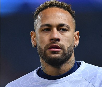 Neymar lamenta lesão no tornozelo 'de novo' e recebe mensagem de Mbappé