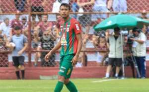 Paulista A2: Volante da Portuguesa Santista assiste o nascimento da filha do vestiário. VÍDEO