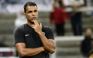 Lázaro vê desempenho contra rivais como fonte de 'confiança' para o Corinthians