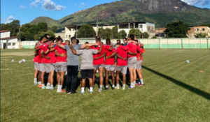 Torcedores do Democrata-GV são detidos após foguetório em frente ao hotel do Santa Cruz-PE
