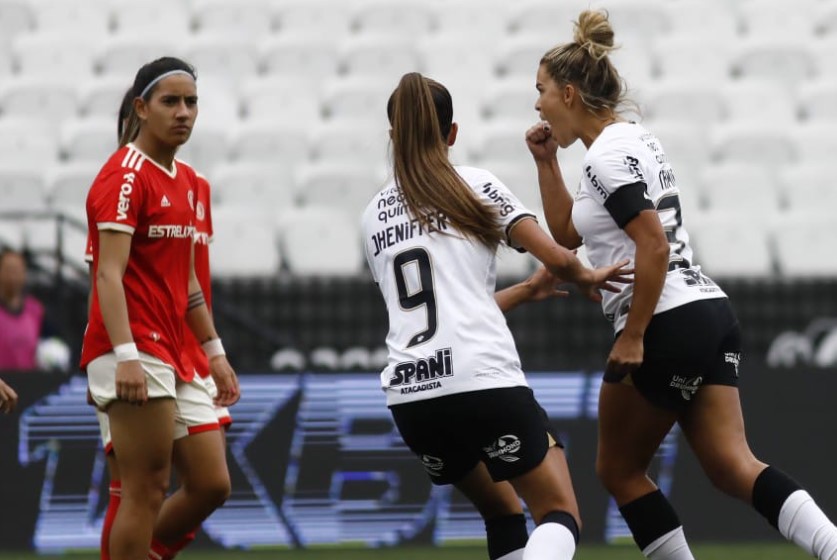 SUPEROPA FEMININA: Corinthians supera Internacional e decide final contra o Flamengo