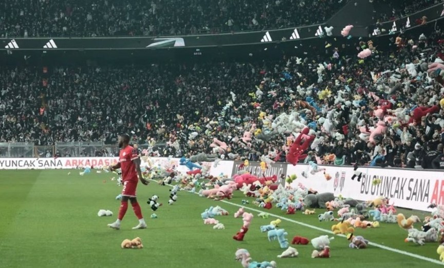 Torcida do Besiktas faz 'chuva' de brinquedos para crianças vítimas do terremoto