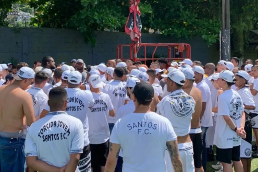 Torcida Jovem do Santos invade CT Rei Pelé para cobrar dirigentes e jogadores