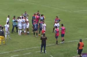 ''Pedala, Robinho''? Jogador do União Suzano dá tapa na nuca de adversário no Paulista A3