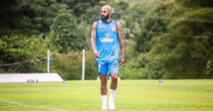 Bruno Silva, ex-Ponte Preta, é expulso após dar dedo para a própria torcida