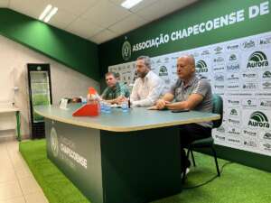 Catarinense: Argel é apresentado pela Chape, pede calma e foco no jogo de 