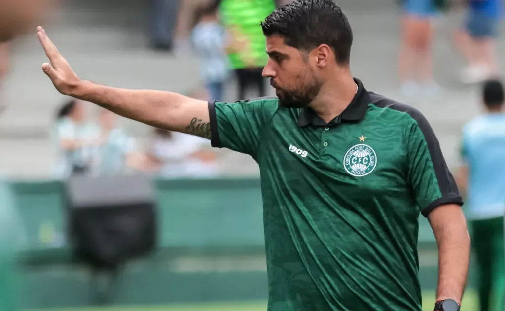 Palmeiras e clubes do Paraná protestam contra fala xenofóbica de auditor do TJD contra treinadores portugueses 2 Antonio oliveira