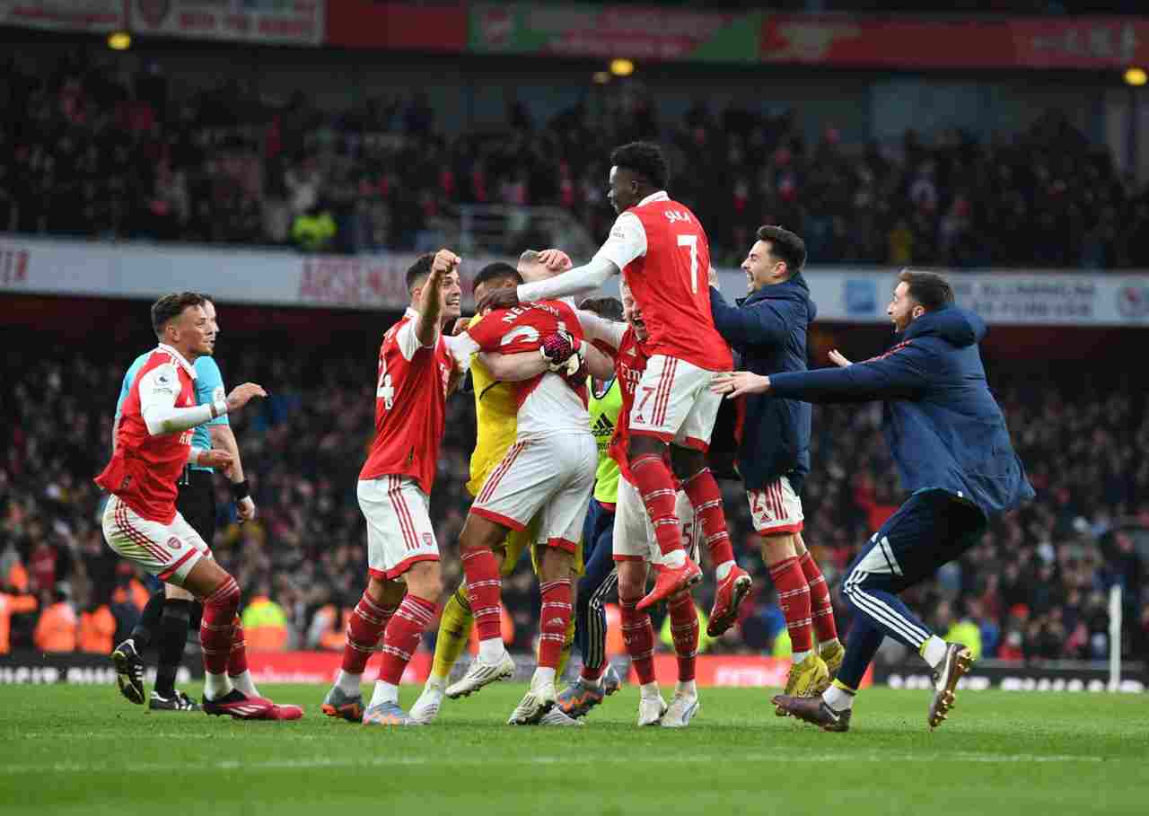 INGLÊS: Arsenal leva gol relâmpago, mas consegue virada no apagar das luzes e mantém folga na ponta
