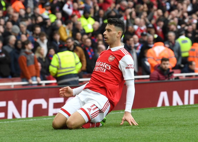 Arsenal vence com gol de Martinelli e sefolga na liderancague com