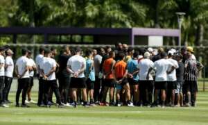 Paulistão: Torcedores invadem CT do Corinthians e interrompem treino; clube aciona a polícia