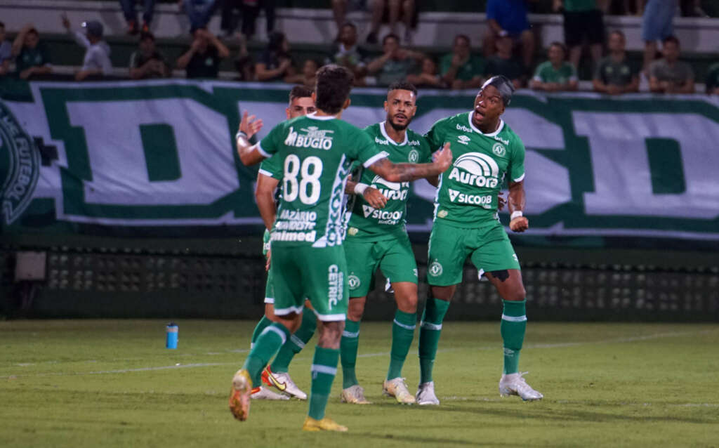 CATARINENSE: Brusque avança e Chapecoense é eliminada na estreia de Argel