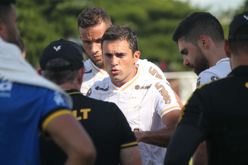 Atacante Eder fala sobre emoção de voltar a marcar pelo Criciúma após 18 anos