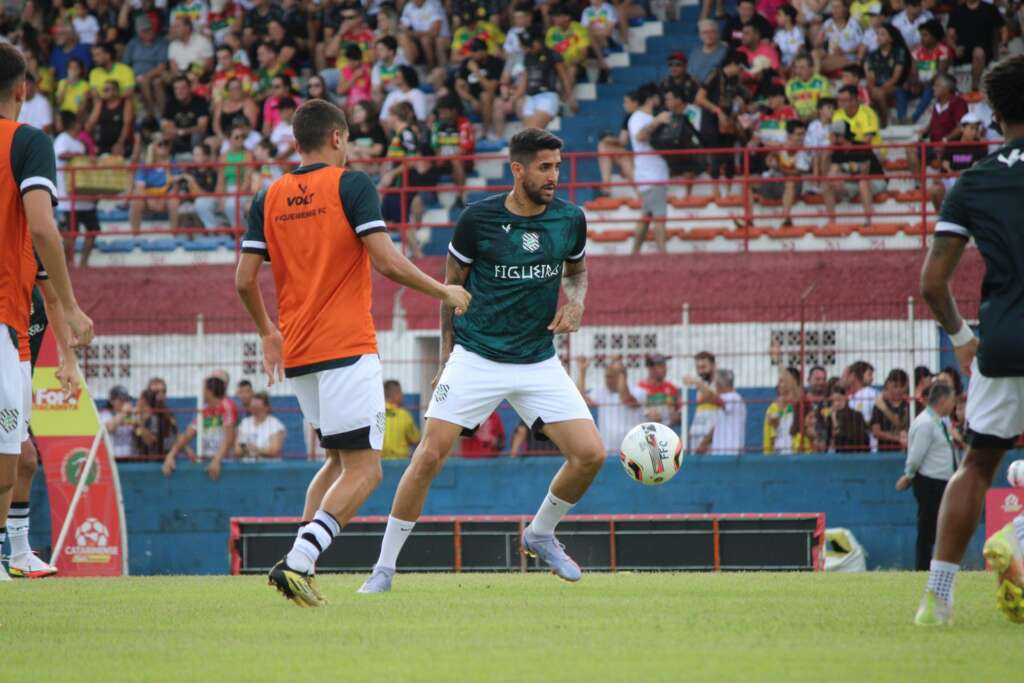 Após quitar parte das dívidas com atletas, Figueirense se posiciona sobre atrasos
