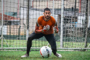 Catarinense: Goleiro do Figueirense é agredido por torcedor no gramado; árbitro relata em súmula