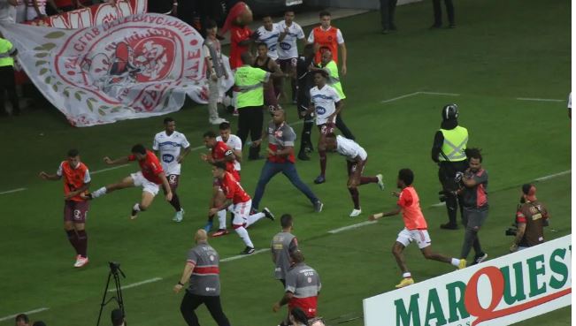 Torcedor invade campo para cobrar técnico após empate do Newcastle