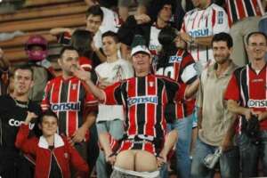 Catarinense: Torcedor do Joinville abaixa as calças após triunfo sobre o Avaí