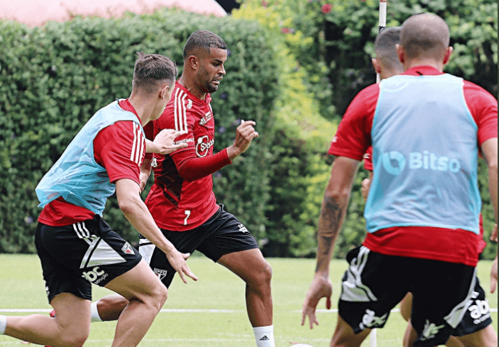 Jogadores do São Paulo no treinamento