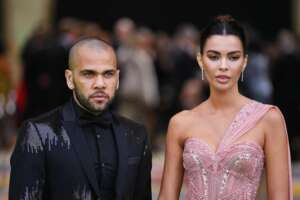 Mulher de Daniel Alves visita jogador no presídio em Barcelona