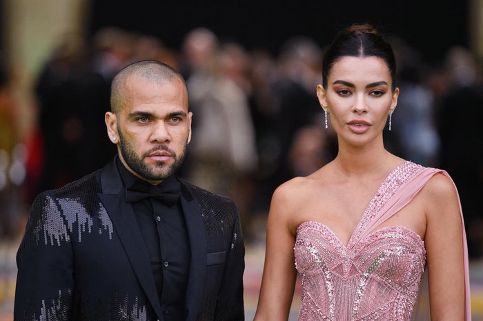 Mulher de Daniel Alves visita jogador no presídio em Barcelona