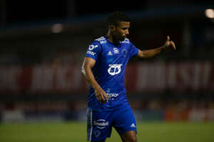Lateral Marquinhos Cipriano que rescindiu com o Cruzeiro está na mira do Avaí