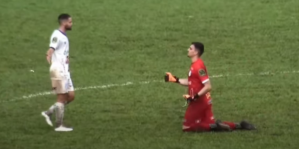 Promessa! Goleiro cruza campo ajoelhado após permanência do Monte Azul no Paulista A2