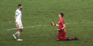 Promessa! Goleiro cruza campo ajoelhado após permanência do Monte Azul no Paulista A2