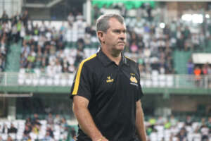 Apesar da eliminação na Copa do Brasil, técnico do Criciúma afirma: 'Caímos de pé'
