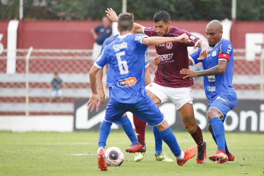 Bruno Moraes marca três